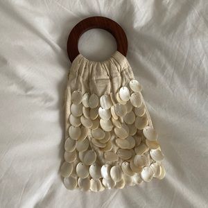 Cream shell bag with wooden handles